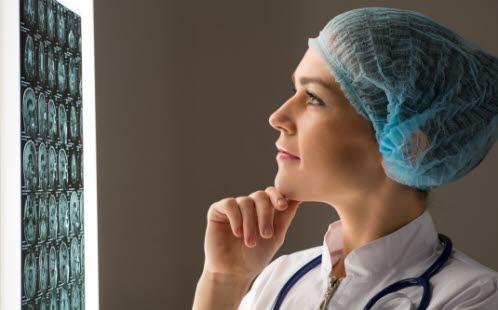 Lege studerer MR-bilder