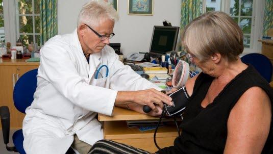 Illustrasjonsfoto av en kvinnelig pasient som er hos legen og måler blodtrykket.