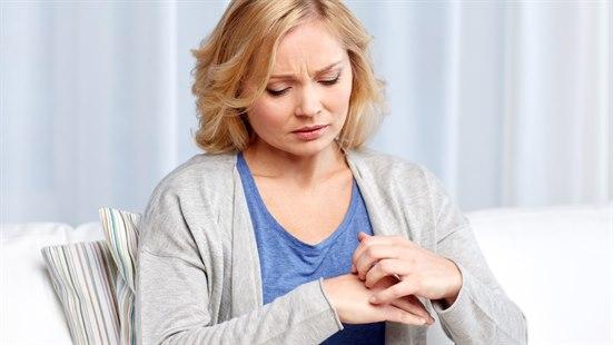 Illustrasjonsfotoet viser en kvinne som klør seg på hendene