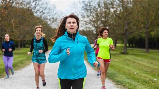 Illustrasjonsfoto: En gruppe kvinner jogger sammen i en park