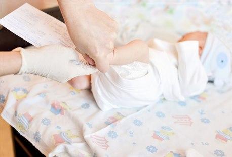 Illustrasjonsfoto av nyfødt  baby, som stikkes i helen for å hente ut litt blod.