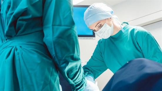 Illustrasjonsfotoet viser helsepersonell kledd i grønt i en operasjonssal