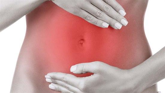 Svart hvitt bilde av en mage med et rødt felt som skal illustrere mageinfeksjon