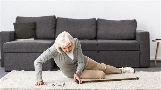 Illustrasjonsfoto av eldre dame som ligger på gulvet etter et fall. 