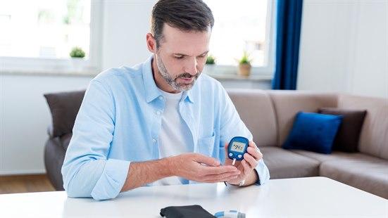 Illustrasjonsfoto av mann som måler blodsukkeret.