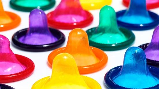 Illustrasjonsfotoet viser kondomer i ulike farger