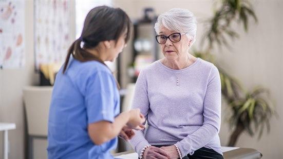 Illustrasjonsfotoet viser en eldre kvinne som snakker med legen sin