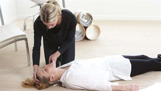 Illustrasjonsfoto av en ung kvinne som utfører hakeløft på pasient for å sikre åpne luftveier.