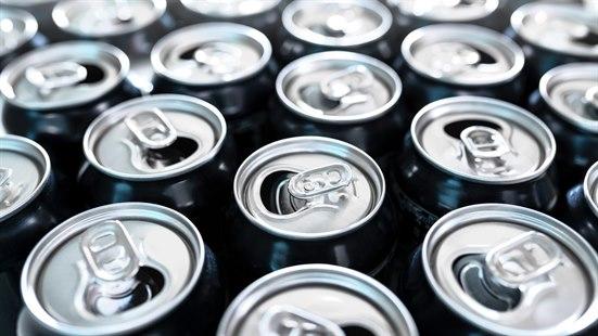 Illustrasjonsfoto: Toppen av mange åpnede brus- eller energidrikke-bokser.