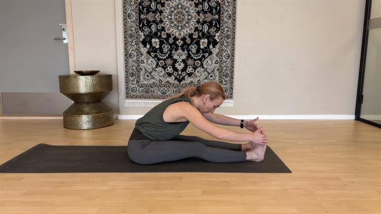 Bilde av Hilde Bjørnstad som gjør en yogaøvelse.