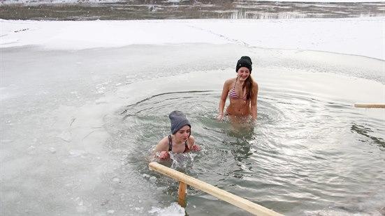 Illustrasjonsfoto av to unge kvinner som bader i iskaldt vann.