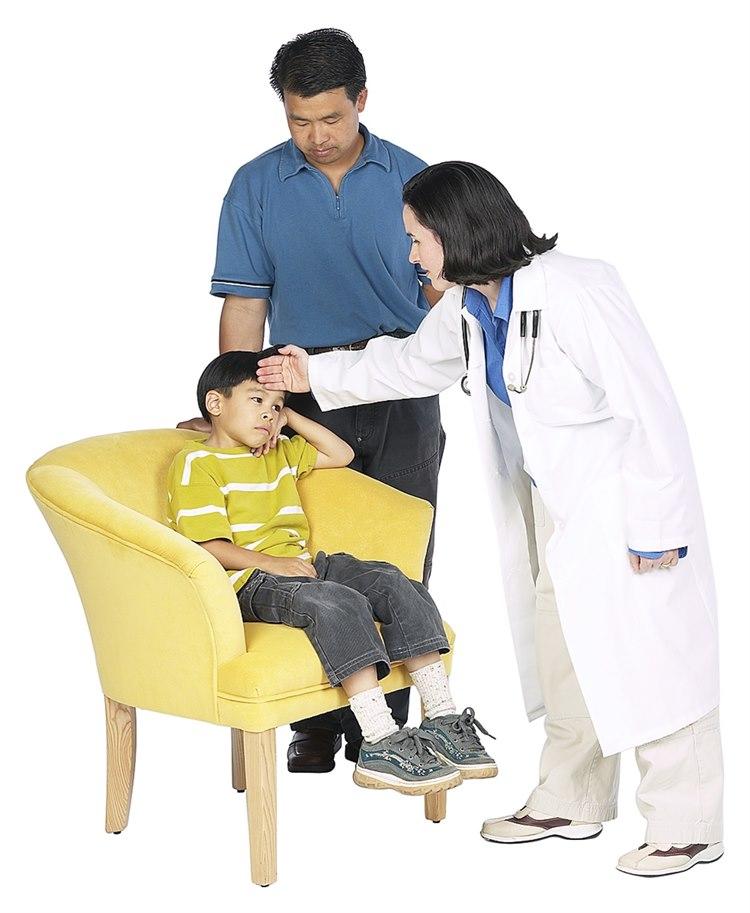 Lege undersøker et sykt barn