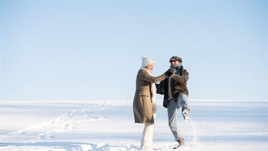 Illustrasjonsfoto av et eldre par som danser i snøen.