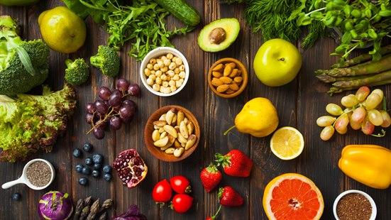 Illustrasjonsfoto av et bord fullt av sunn snacks som bær, frukt og nøtter. 