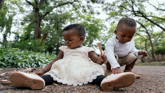 Bilde av to afrikanske småbarn.