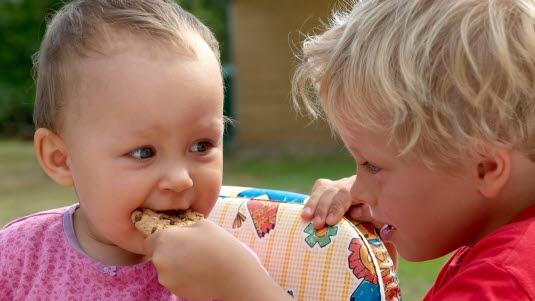 Småbarn med kjeks
