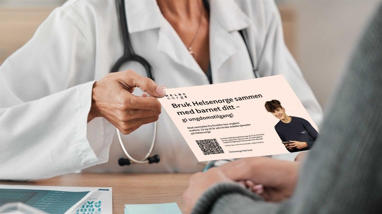 Illustrasjonsfotoet viser en lege som gir en informajonsflyer fra seg der det står: Bruk Helsenorge sammen med barnet ditt