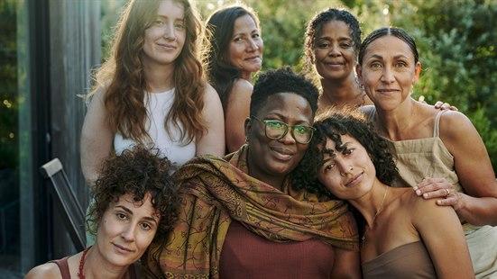 Illustrasjonsfotoet viser en gruppe kvinner fra ulike kulturer som står tett sammen og formidler en sterk følelse av fellesskap og nærhet.