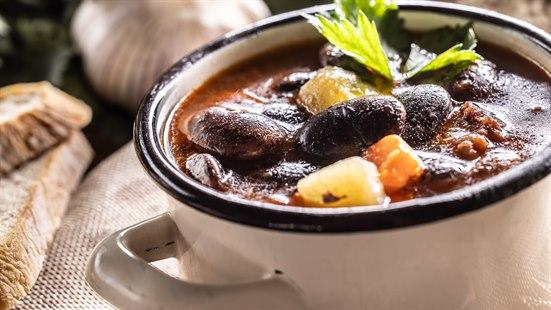 Illustrasjonsfoto av en kasserolle med bønner og grønnsaker