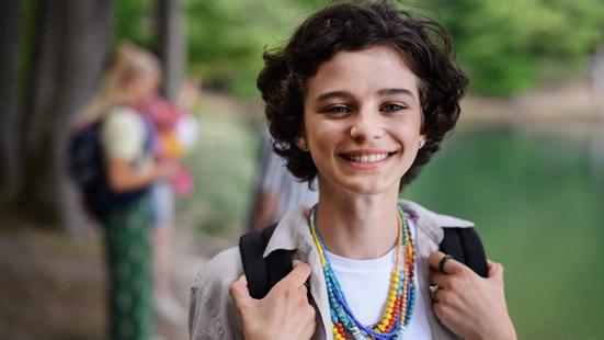 Glad mørkhåret jente