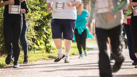 Mennesker i forskjellige størrelser som jogger i et maraton