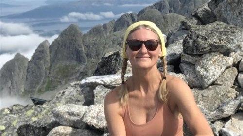 Foto av Nina Marie Egeland Bråten på fjellet.