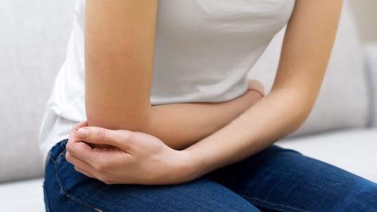 Magesmerter hos kvinne