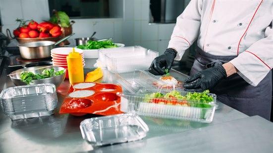 Tilberedning av mat som viser oppbevaring i plastemballasje.