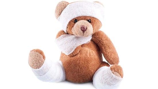 En bamse bandasjert rundt hode, armen og begge føttene