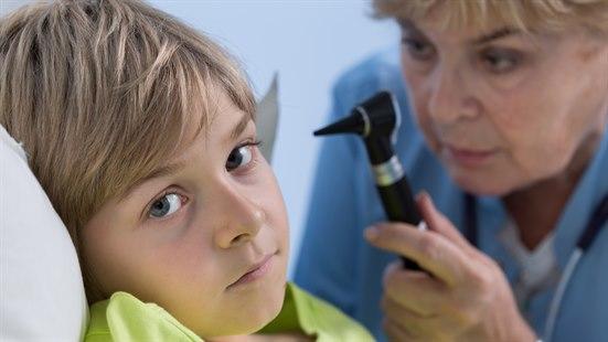 Illustrasjonsfotoet viser et barn som blir undersøkt med otoskop