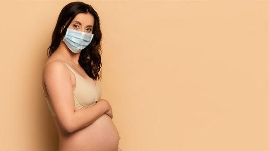 Gravid med ansiktsmaske