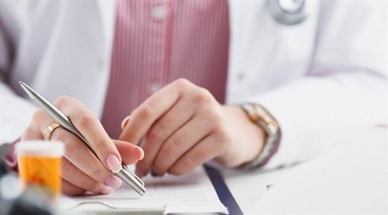 Lege som foreskriver resept