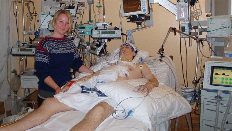 Espen Frang Knarvik og samboer Marthe Hoddø Fossland. Bildet er tatt kort tid etter at transplantasjonen ble gjennomført. Foto: Privat.