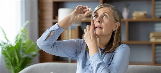 Illustrasjonsfoto av kvinne som skal dryppe et øye med øyedråper