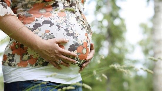 Illustrasjonsfotoet viser en gravid kvinne som holder seg på magen