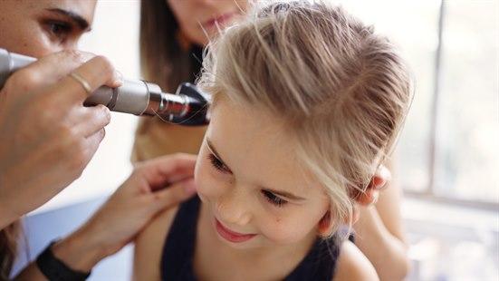 Illustrasjonsfotoet viser ei jente som undersøkes med et otoskop