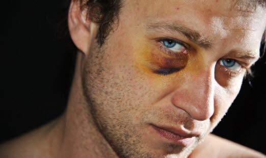 Nærbilde av en mann som har et mørkt blåøye