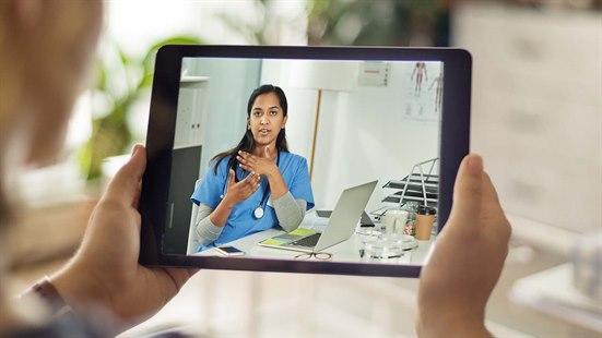 Bruker benytter seg av tolketjenester ved bruk av iPad