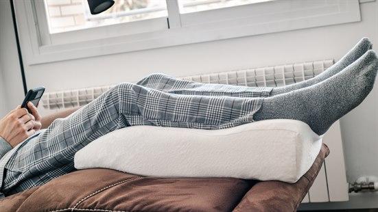 Illustrasjonsfoto av eldre mann som hviler med bena høyt