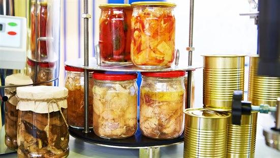 Illustrasjonsfotoet viser hermetiserte matvarer