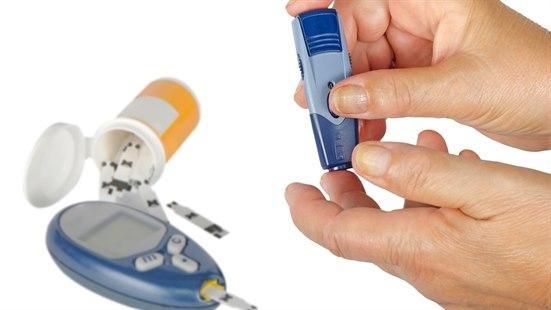 Fotoet viser hendene til en person og måleutstyr ved egenmåling av glukose foran lys bakgrunn. 