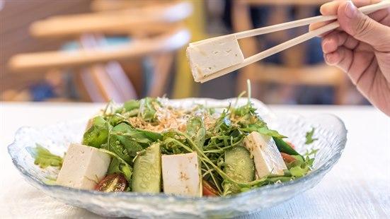 Illustrasjonsbilde av ei skål med salat og tofu.