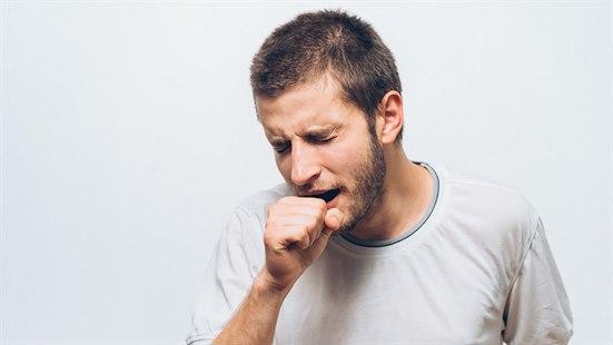 Illustrasjonsfoto av en mann som hoster.