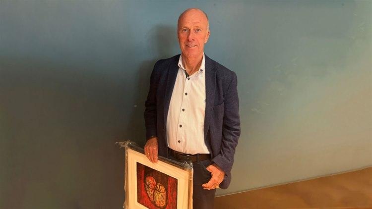 Foto viser Terje Johannessen som holder et maleri