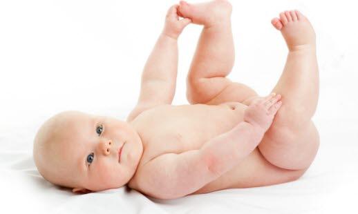 Illustrasjonsfotoet viser en baby på hvitt teppe og hvit bakgrunn