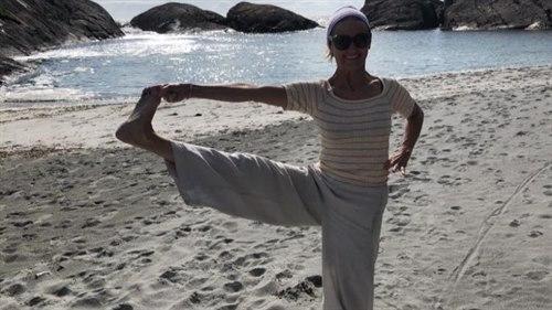 Bilde av Nina Marie Egeland Bråten som gjør yoga på stranden
