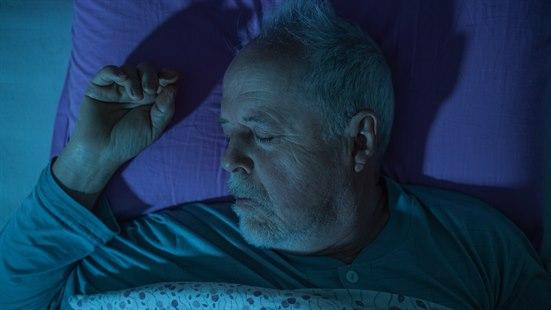 Illustrasjonsfoto av en eldre mann som sover
