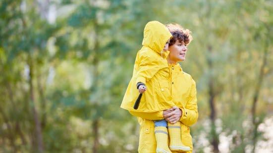 Illustrasjonsfotoet viser en mor som bærer sitt barn på armen