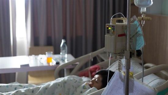 Sengeliggende pasient med intravenøst drypp på intensivenhet