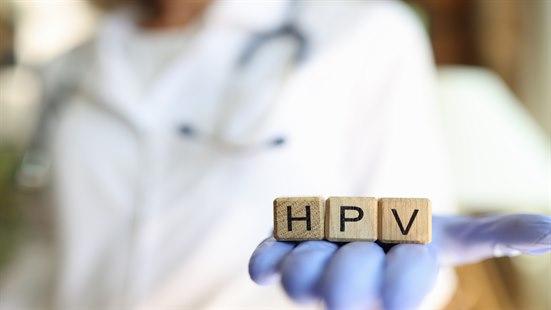 Bilde av lege som viser frem tre klosser der det står HPV.